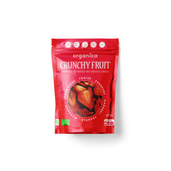 Embalagem de 12g de morangos biológicos liofilizados e crocantes da marca Organica, em tom vermelho vivo com imagem ilustrativa das frutas e texto 'Crunchy Fruit'.