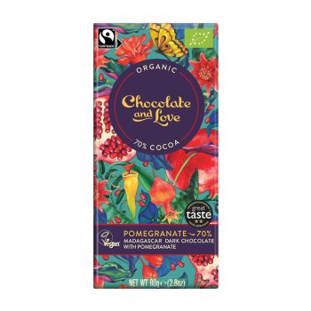 Tablete de chocolate preto biológico e vegan Chocolate and Love, 70% cacau com romã, certificado Fairtrade, embalagem colorida em papel FSC e filme vegetal compostável.