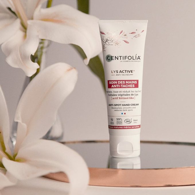 Creme Bio de hidratação de mãos e redução das manchas. Com lírio branco, retinol-like e algas vermelhas. Sem efeito pegajoso.