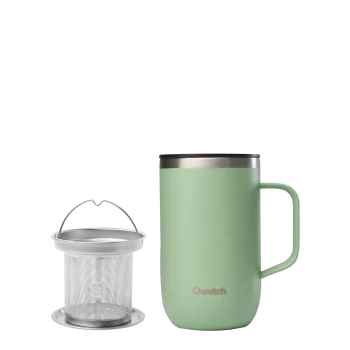 Caneca térmica reutilizável de 470ml da marca Qwetch, cor verde tília, com pega ergonômica e infusor interno em aço inoxidável, ideal para chás e bebidas quentes.