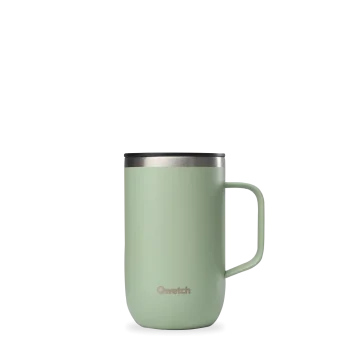 Caneca térmica reutilizável Qwetch de 470 ml em verde-claro, com pega lateral, rebordo em aço inoxidável e infusor interno para chá ou infusões, com logótipo da marca impresso na base.