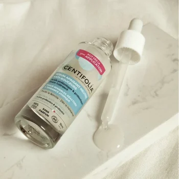 Frasco de 30ml de sérum calmante neutro anti-vermelhidão da Centifolia com pipeta ao lado, indicado para pele sensível, reativa e com tendência a rosácea.