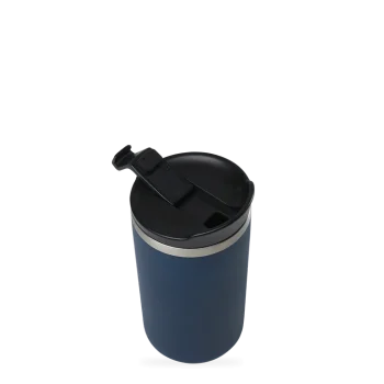 Travel Mug Azul Noite, o copo térmico de 350ml Qwetch, ideal para transportar facilmente as sua bebidas quente ou frias e beber em qualquer lugar.