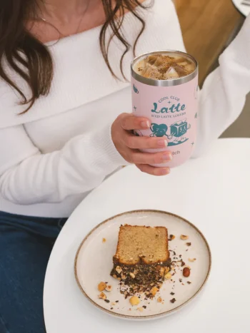Para pessoas cool e com estilo! Coleção limitada de copos reutilizáveis e modernos. Para se manter hidratado em qualquer lugar. Cold Cup Latte em cor rosa.