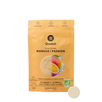 Embalagem laranja de Solid Drink Bio sabor manga e maracujá da Qwetch com uma pastilha branca ao lado. Compra já online!