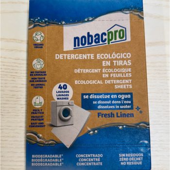 Embalagem do detergente ecológico e concentrado em folhas da marca Nobacpro, com indicação de 40 lavagens. O design destaca que o produto é biodegradável, vegano, não testado em animais, fácil de usar, e sem produção de resíduos. Inclui texto em espanhol, francês e inglês, e menciona o aroma “Fresh Linen”.