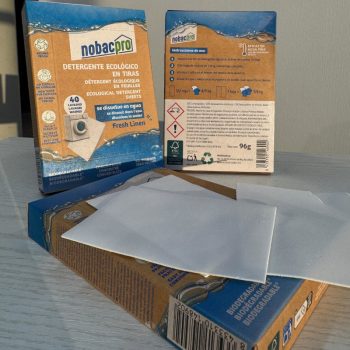 Detergente ecológico em tiras Nobacpro, concentrado e biodegradável, para lavagem de roupa com aroma a roupa fresca. Embalagem com 40 lavagens visível (20 folhas), acompanhada por folhas de detergente sobre a caixa.