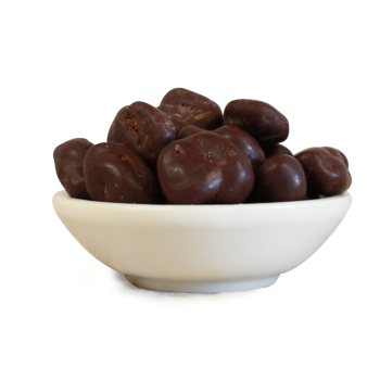 Arandos biológicos cobertos com chocolate preto da marca Pépite, apresentados numa taça branca de cerâmica.