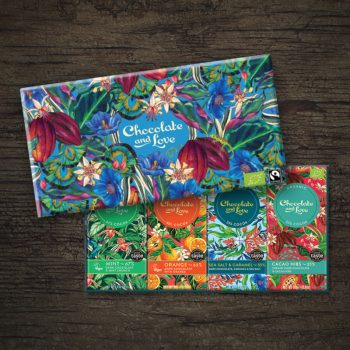 Gift box Blue Oasis da marca Chocolate & Love com quatro barras de chocolate biológico de 80g em embalagens coloridas: menta, laranja, sal marinho & caramelo, e nibs de cacau, com certificações Fairtrade e prémios Great Taste.