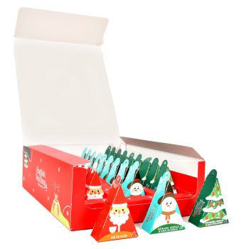 Caixa grande da coleção Christmas Tea da English Tea Shop aberta, mostrando várias pirâmides de chá biológico em embalagens natalícias coloridas, incluindo figuras como Pai Natal e árvore de Natal.