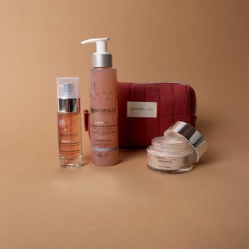 Coffret Éclat de Rose da Centifolia com bolsa vermelha e três produtos para cuidados do rosto: sérum hidratante 30ml, geleia-óleo de limpeza 150ml e creme rico 50ml, com ácido hialurónico, vitamina C e extrato de rosa.