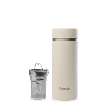 Garrafa térmica para chá Qwetch de 400ml na cor areia, com infusor em aço inoxidável ao lado, design cilíndrico elegante com acabamento suave.