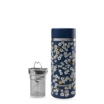 Garrafa de chá térmica Qwetch Flowers azul, 400ml, com padrão de flores de cerejeira (sakura) em azul claro e dourado, acompanhada de infusor em aço inoxidável.