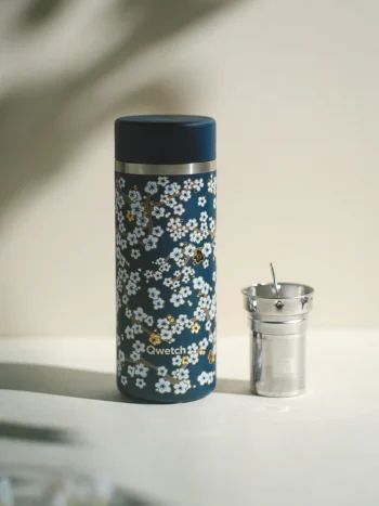 Garrafa de chá térmica Qwetch Flowers azul, 400ml, com padrão de flores de cerejeira (sakura) em azul claro e dourado, tampa azul escura e infusor metálico ao lado.