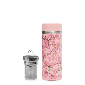 Garrafa de chá térmica Qwetch Flowers rosa pastel, 400ml, com padrão de flores de cerejeira (sakura) em tons de rosa e branco, acompanhada de infusor metálico em aço inox.