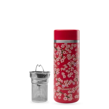Garrafa de chá térmica Qwetch Flowers vermelha, 400ml, com padrão de flores de cerejeira (sakura) em rosa e violeta, acompanhada de infusor em aço inoxidável.
