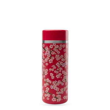 Garrafa de chá térmica Qwetch Flowers vermelha, 400ml, com padrão de flores de cerejeira (sakura) em rosa claro e violeta sobre fundo vermelho.