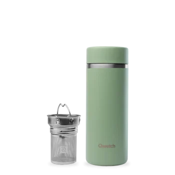 Garrafa térmica para chá Qwetch de 400ml na cor verde tília, com infusor em aço inoxidável ao lado, design cilíndrico elegante com acabamento suave.