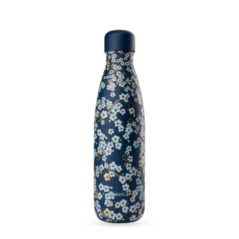 Garrafa térmica reutilizável Qwetch Originals Flowers azul, 500ml, com padrão floral inspirado na tradição japonesa, em azul claro e dourado sobre fundo azul escuro, tampa azul.