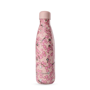 Garrafa térmica reutilizável Qwetch Originals Flowers rosa, 500ml, com padrão floral inspirado na tradição japonesa, em tons de rosa e branco com detalhes pretos, tampa rosa.