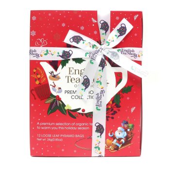 Caixa vermelha da coleção Premium Holiday da English Tea Shop, com 12 pirâmides biodegradáveis de chá biológico em 4 sabores diferentes, decorada com ilustrações natalícias e laço branco com padrão festivo.