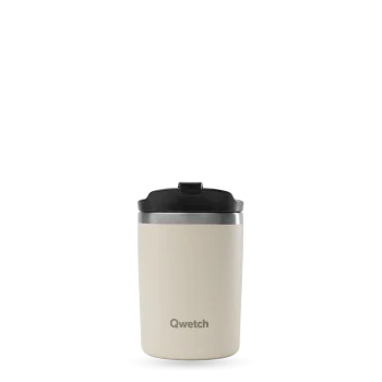 Copo de café térmico Qwetch de 240ml na cor areia, com tampa preta e design minimalista, ideal para bebidas quentes em movimento.