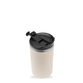 Copo de café térmico Qwetch na cor areia com tampa preta de abertura flip-top, design cilíndrico e portátil.