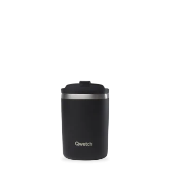 Copo de café térmico Qwetch de 240ml na cor preta, com tampa preta e aro metálico, ideal para bebidas quentes em movimento.