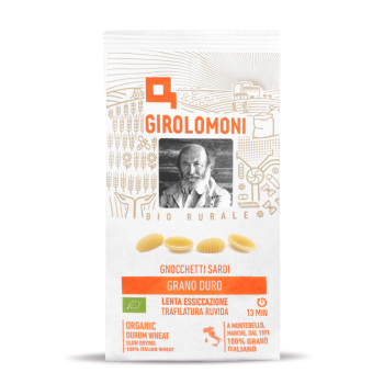 Embalagem de papel da massa biológica Girolomoni Gnocchetti Sardi, feita com sémola de trigo duro 100% italiano, certificada biológica, com indicação de secagem lenta e trafilatura rústica, peso 500g.