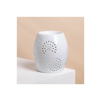 Queimador de óleos essenciais em cerâmica branca com design perfurado, ideal para aromaterapia e difusão de fragrâncias.