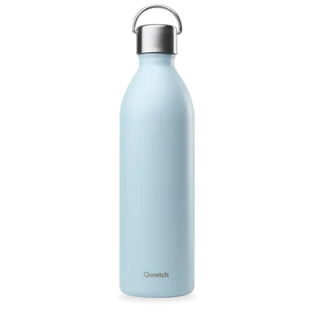 Garrafa térmica Qwetch 1L em aço inox, cor azul pastel, com tampa metálica e pega, vista frontal.